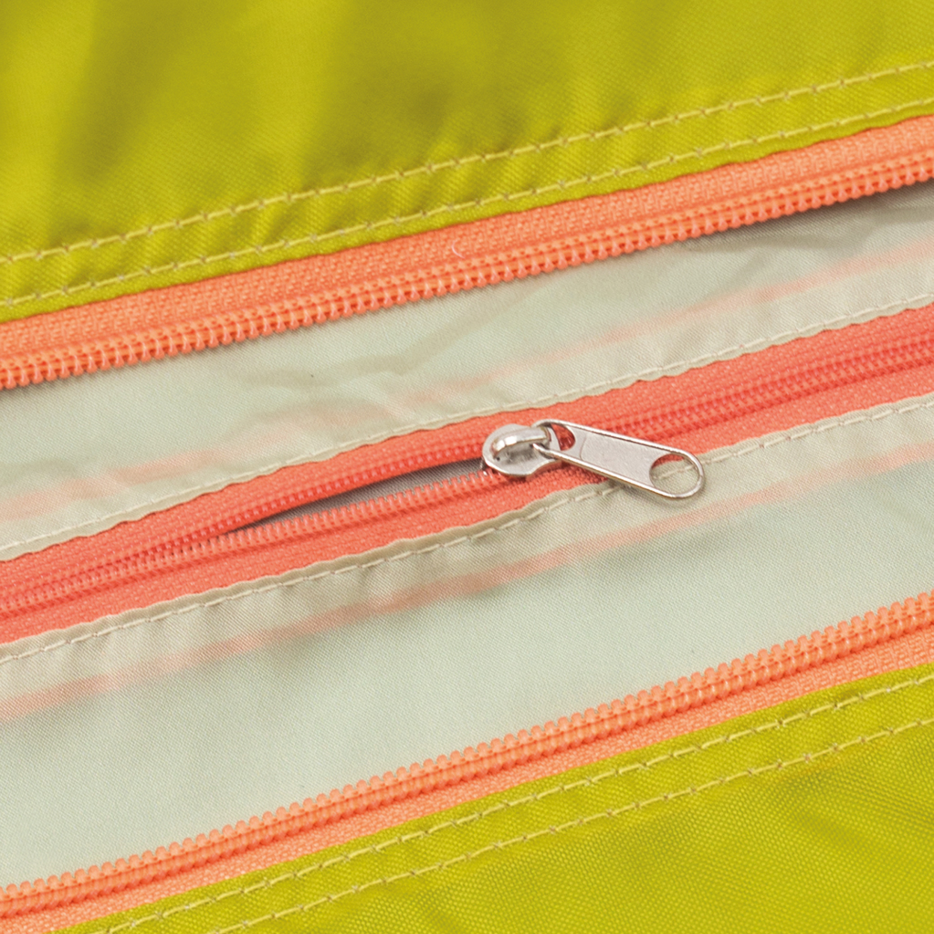 Detalle de la bolsa de viaje «Liz»: cremallera visible con tirador y tejido verde.