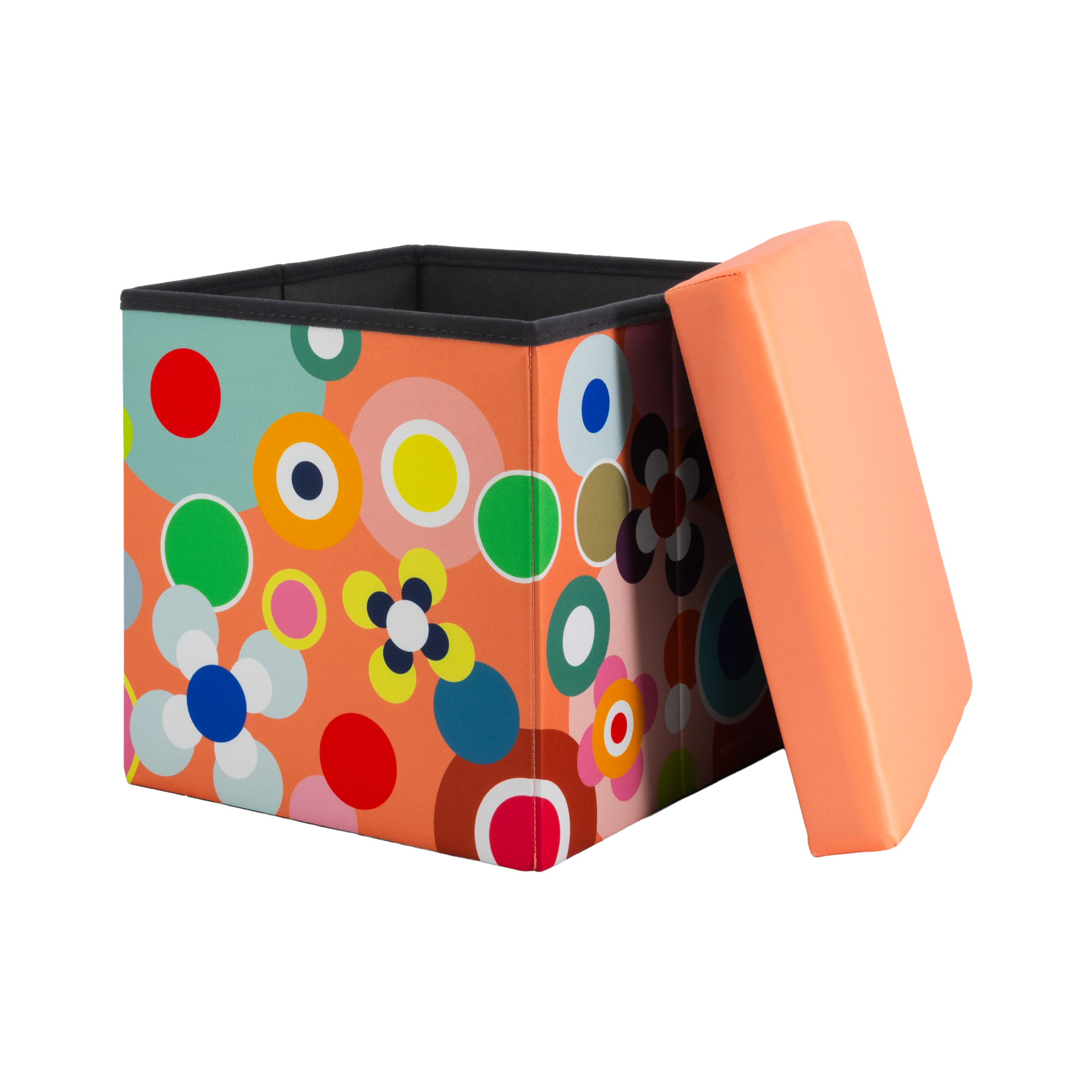 Bunte, quadratische Sitzbox mit geöffnetem orangem Deckel als Sitzfläche. Seitenwände mit Muster aus unterschiedlich großen Kreisen und stilisierten Blüten in leuchtenden Farben auf orangem Grund. Innen dunkel mit Stauraum.