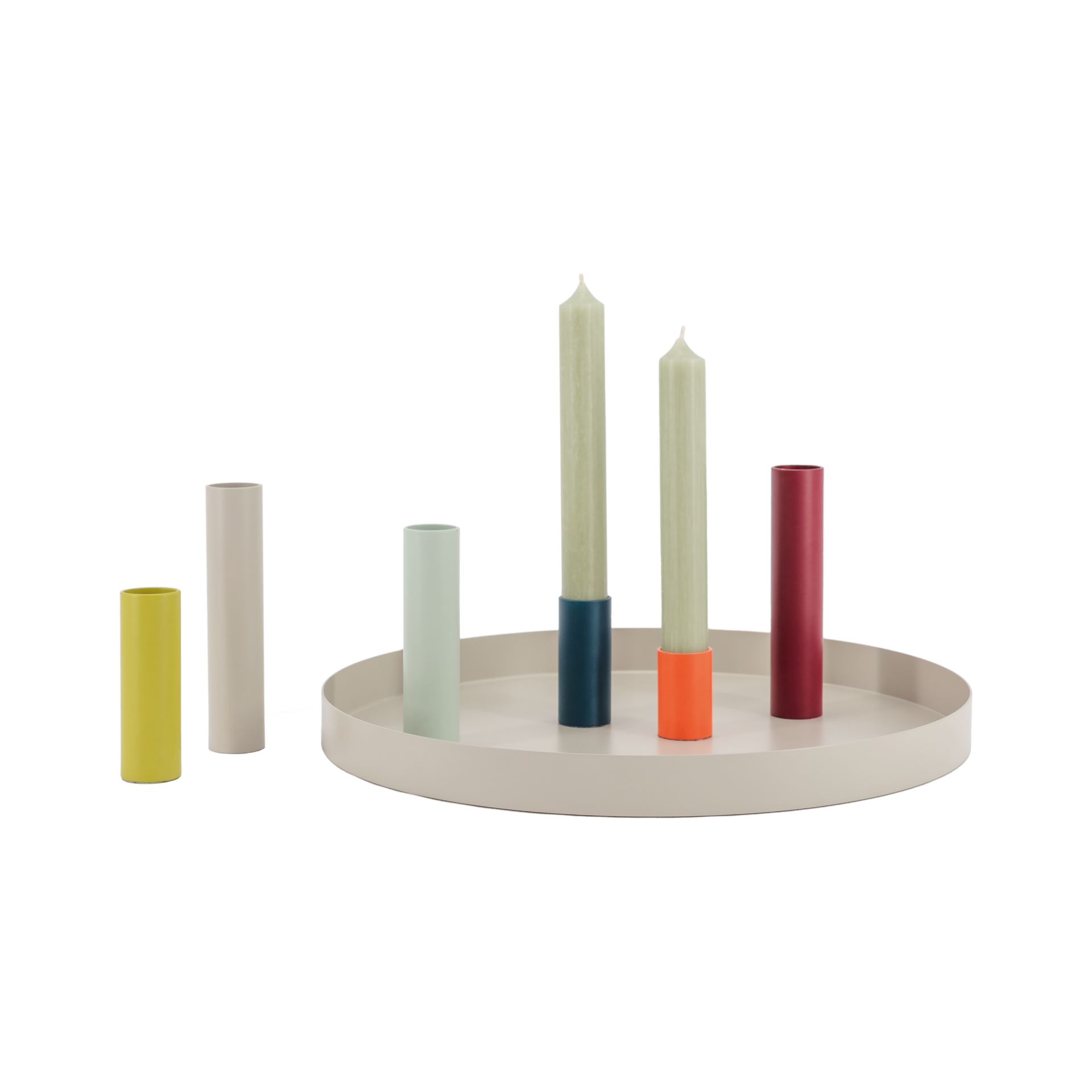 Un vassoio con portacandele magnetici colorati di diverse altezze, alcuni con candele.