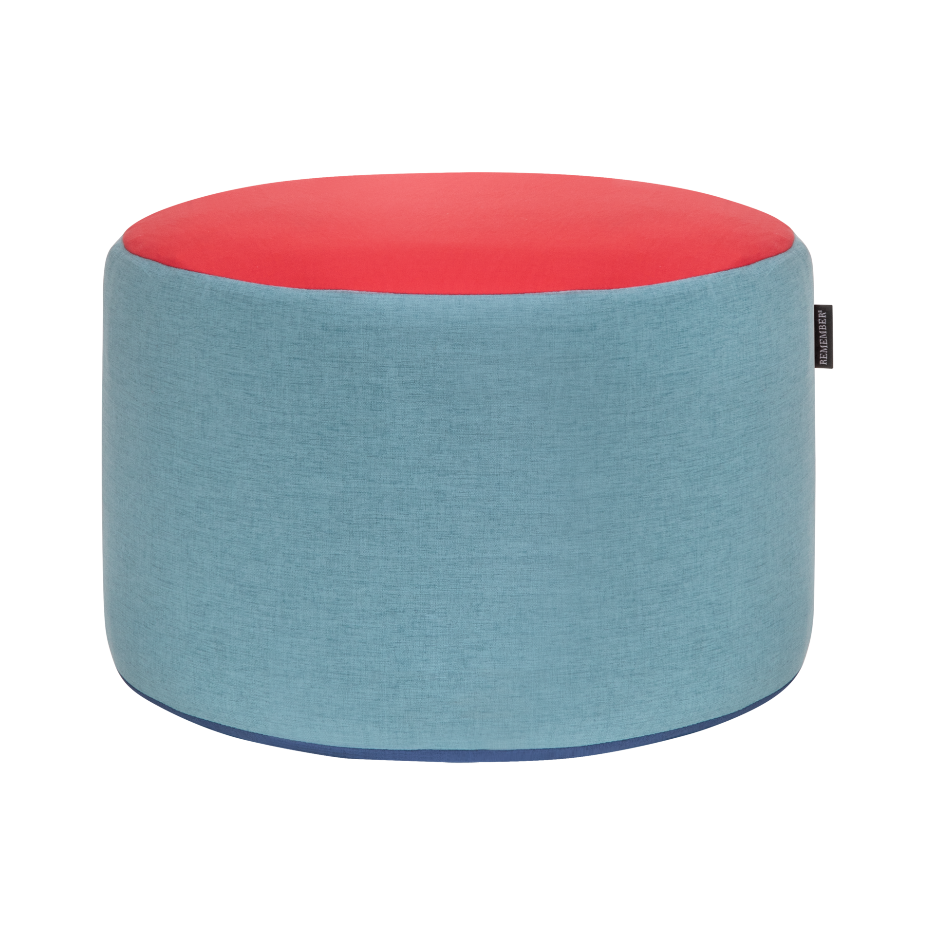 Pufe redondo Pepe com revestimento têxtil tricolor. Parte superior em vermelho-coral brilhante, laterais cilíndricas em azul-celeste e borda inferior em azul mais escuro. Um toque de cor para se sentar e relaxar.