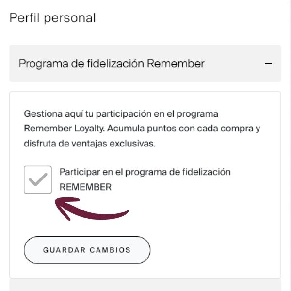 Captura de pantalla de un perfil con la sección «REMEMBER» abierta sobre el programa de fidelización y puntos. Marcada la casilla «Participar en el programa REMEMBER», con una flecha roja. Abajo, el botón «Guardar cambios».