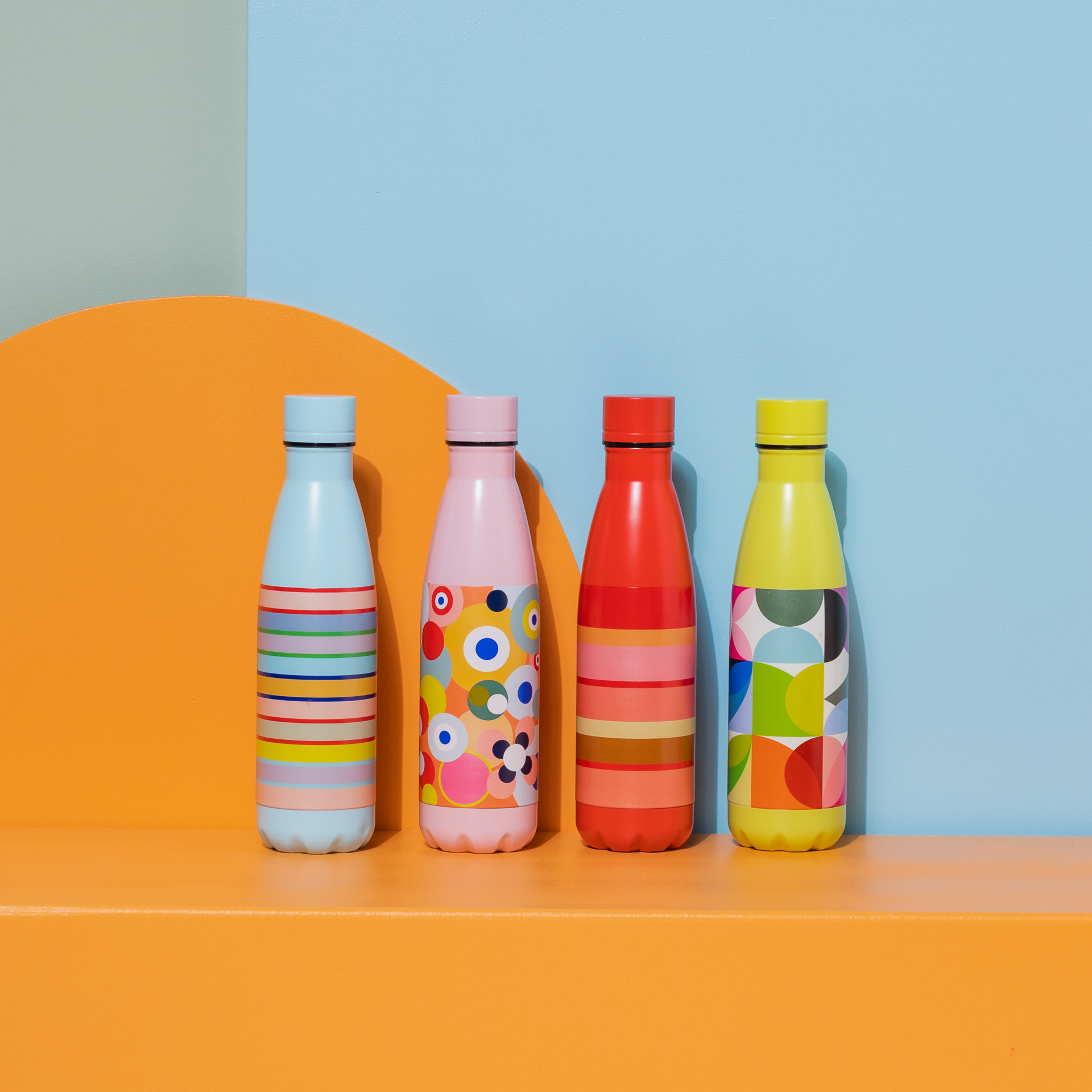 Türkisfarbene Edelstahl Trinkflasche 'Remember 30' mit bunten horizontalen Streifen. Links daneben ist die Zahl '30' in einem blauen Feld.