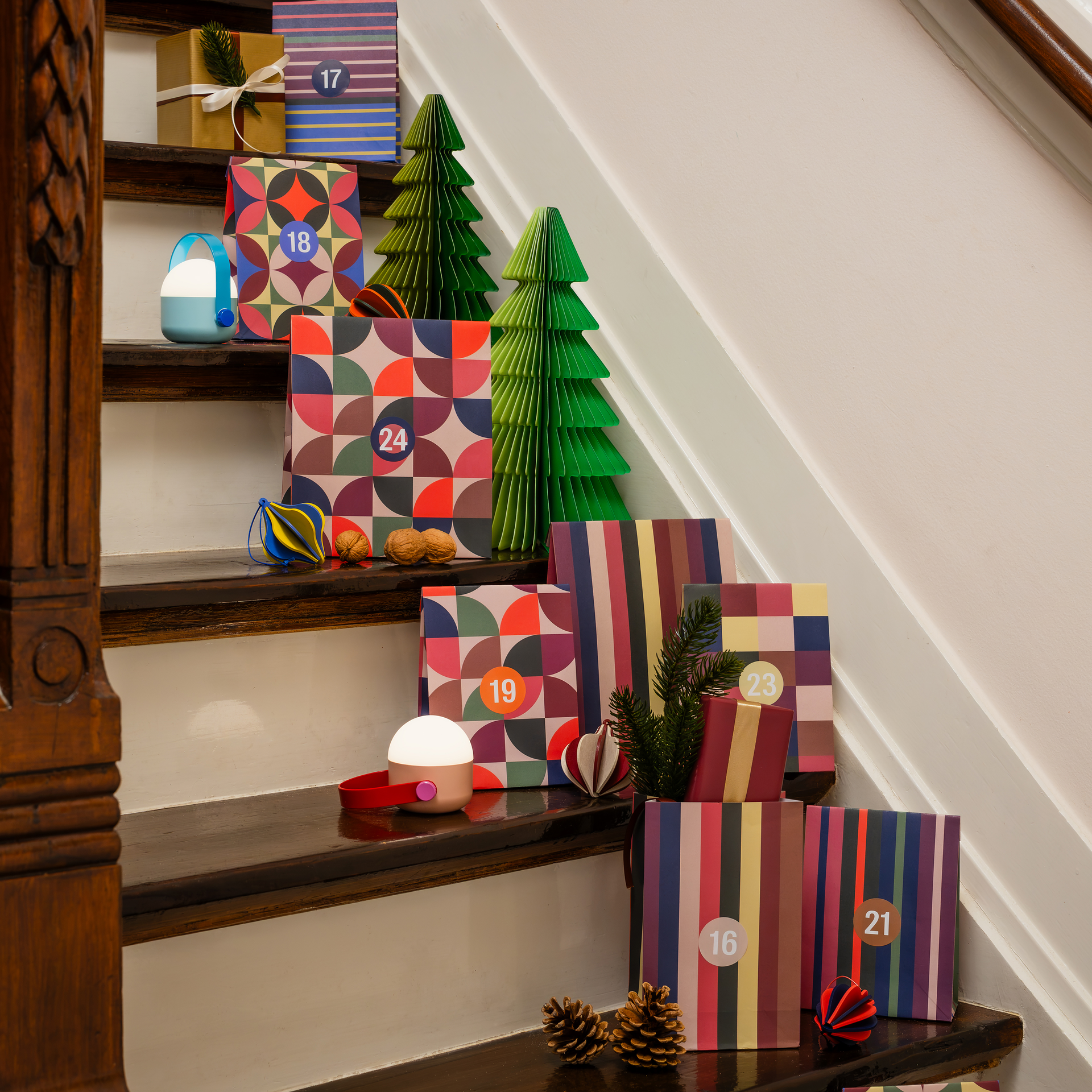 24 bunte Adventskalender-Tüten in verschiedenen Größen mit Karos, Streifen und geometrischen Mustern. Dazu nummerierte Sticker 1 bis 24 und leere weiße Aufkleber. Ideal zum individuellen Basteln eines Adventskalenders.