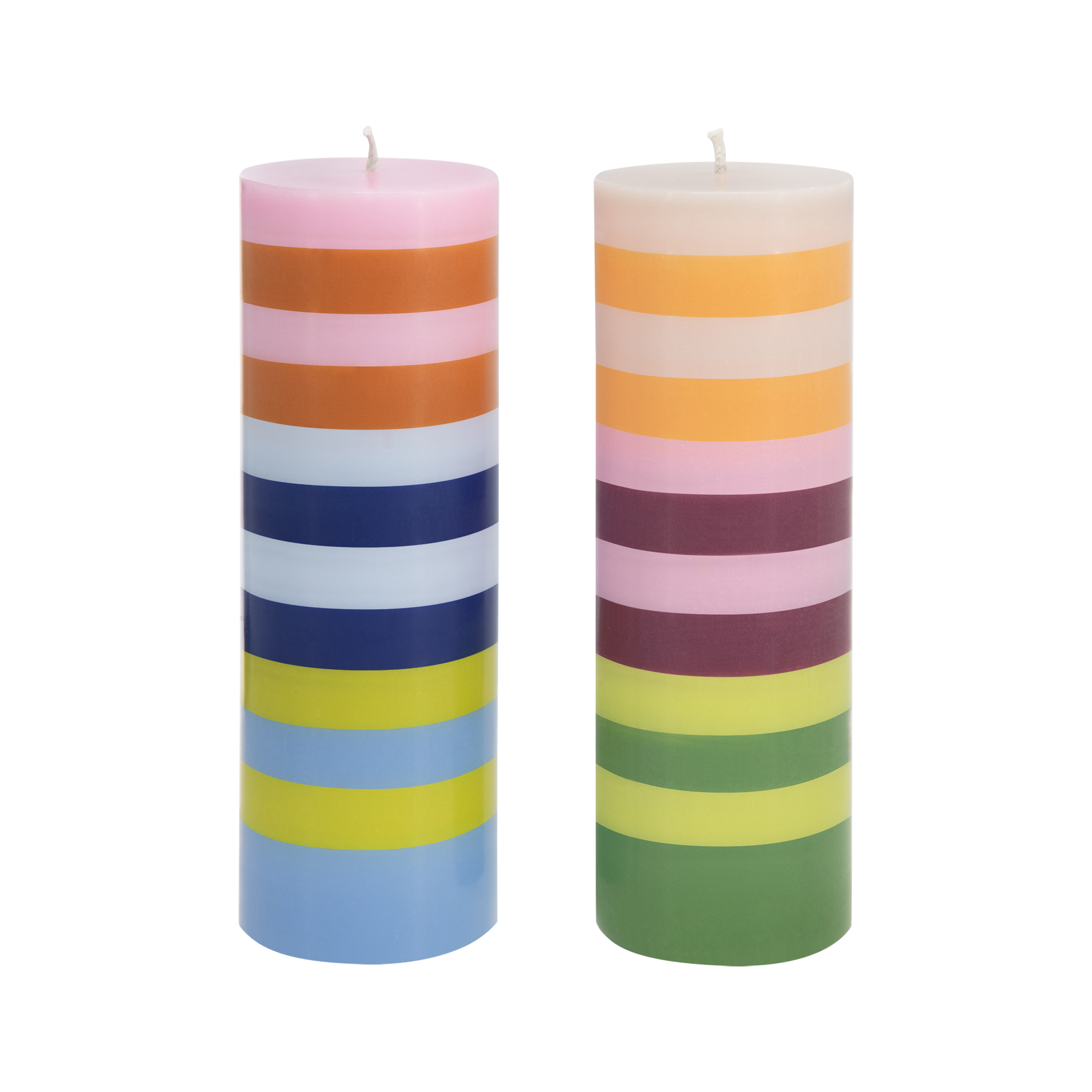 Deux bougies cylindriques multicouches sont disposées côte à côte. À gauche : rayures horizontales dans des tons de rose pâle, marron rouille, bleu clair et bleu foncé, jaune-vert. À droite : crème, orange, rose vif, bordeaux, jaune-vert, vert foncé.