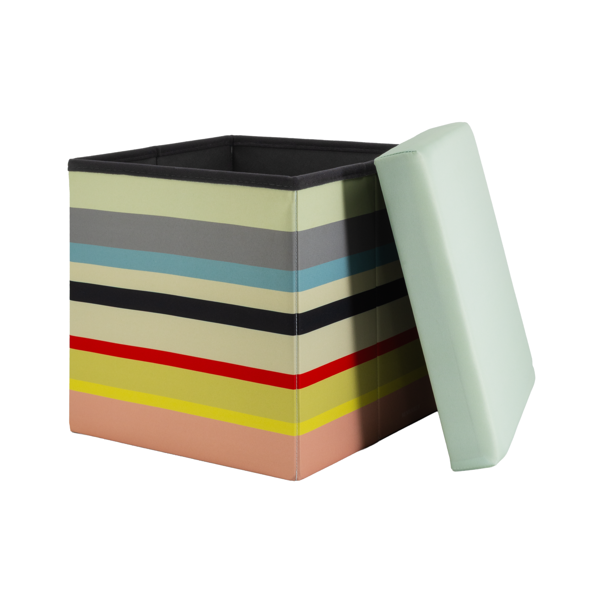 Quadratische Sitzbox mit bunten horizontalen Streifen. Der leicht hellgrüne, gepolsterte Deckel ist schräg aufgesetzt und gibt den Blick ins dunkle Innenfach frei. Bietet bequeme Sitzgelegenheit und Stauraum.