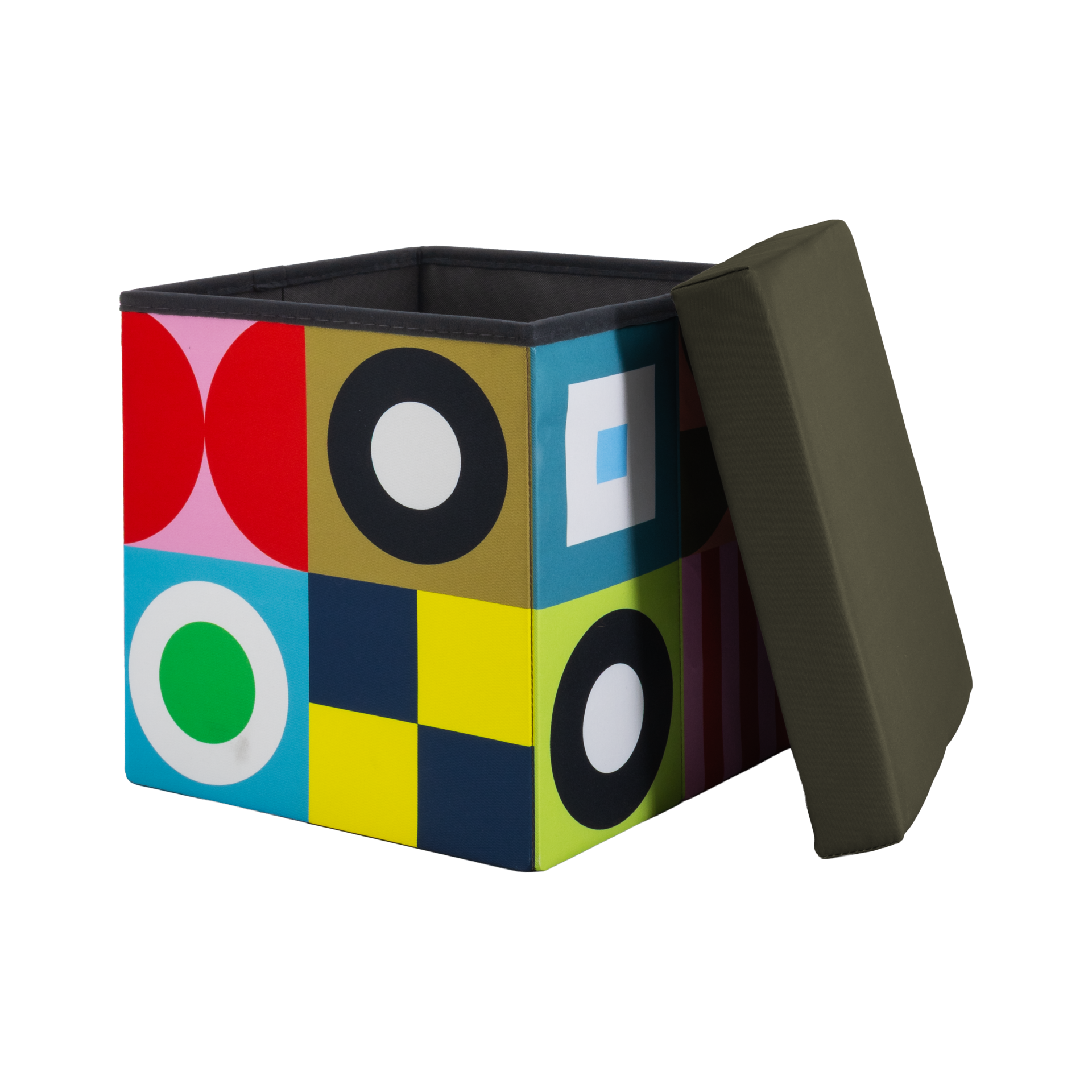 Bunte, quadratische Sitzbox mit geöffnetem olivgrünem Deckel. Außenseiten mit geometrischen Mustern: große rote, blaue und grüne Kreise, schwarze Ringe, gelbe und dunkelblaue Quadrate sowie gestreifte, signalartige Flächen. Innen dunkelgrau.