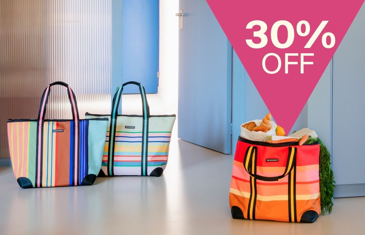 Drei bunte, gestreifte Einkaufstaschen in modernem Raum. Links zwei leere Taschen (vertikale Streifen in Pink, Orange, Blau, Grün; horizontale in Hellblau, Grün, Gelb). Rechts gefüllte Tasche mit Backwaren, Obst, Gemüse. „30% OFF“ oben rechts.