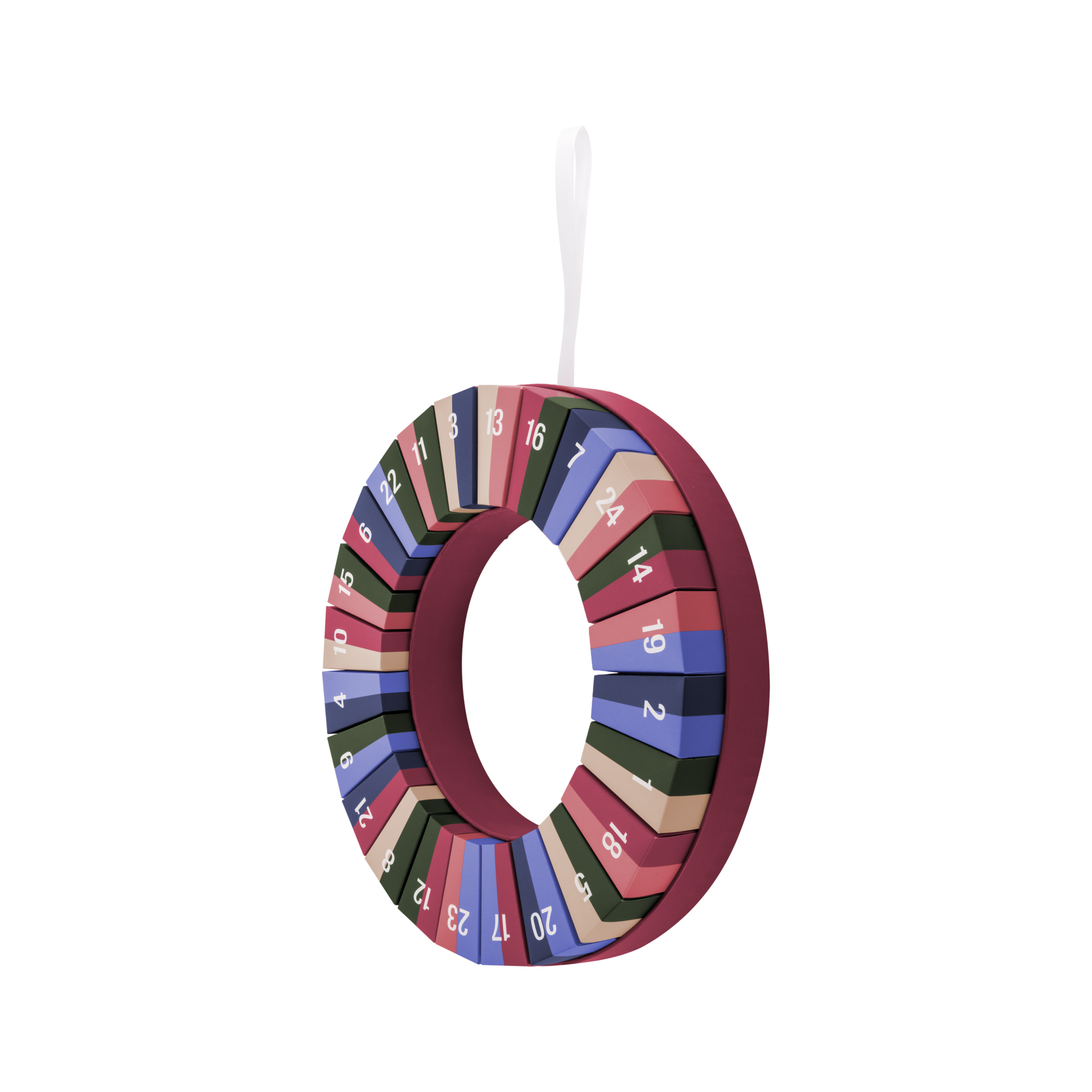 Un calendario de Adviento circular en forma de corona con 24 compartimentos numerados. Las pequeñas cajitas rectangulares son de distintos colores, como azul, verde, rosa, beige y rojo oscuro, y forman la corona. Cuenta con una cinta blanca para colgarlo.