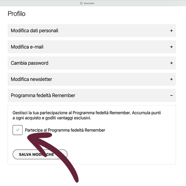 Su una pagina del profilo italiano è aperta la sezione "Programma fedeltà REMEMBER". La casella di controllo "Partecipa al Programma fedeltà REMEMBER", che consente di aderire al programma fedeltà, è chiaramente contrassegnata da una freccia viola.