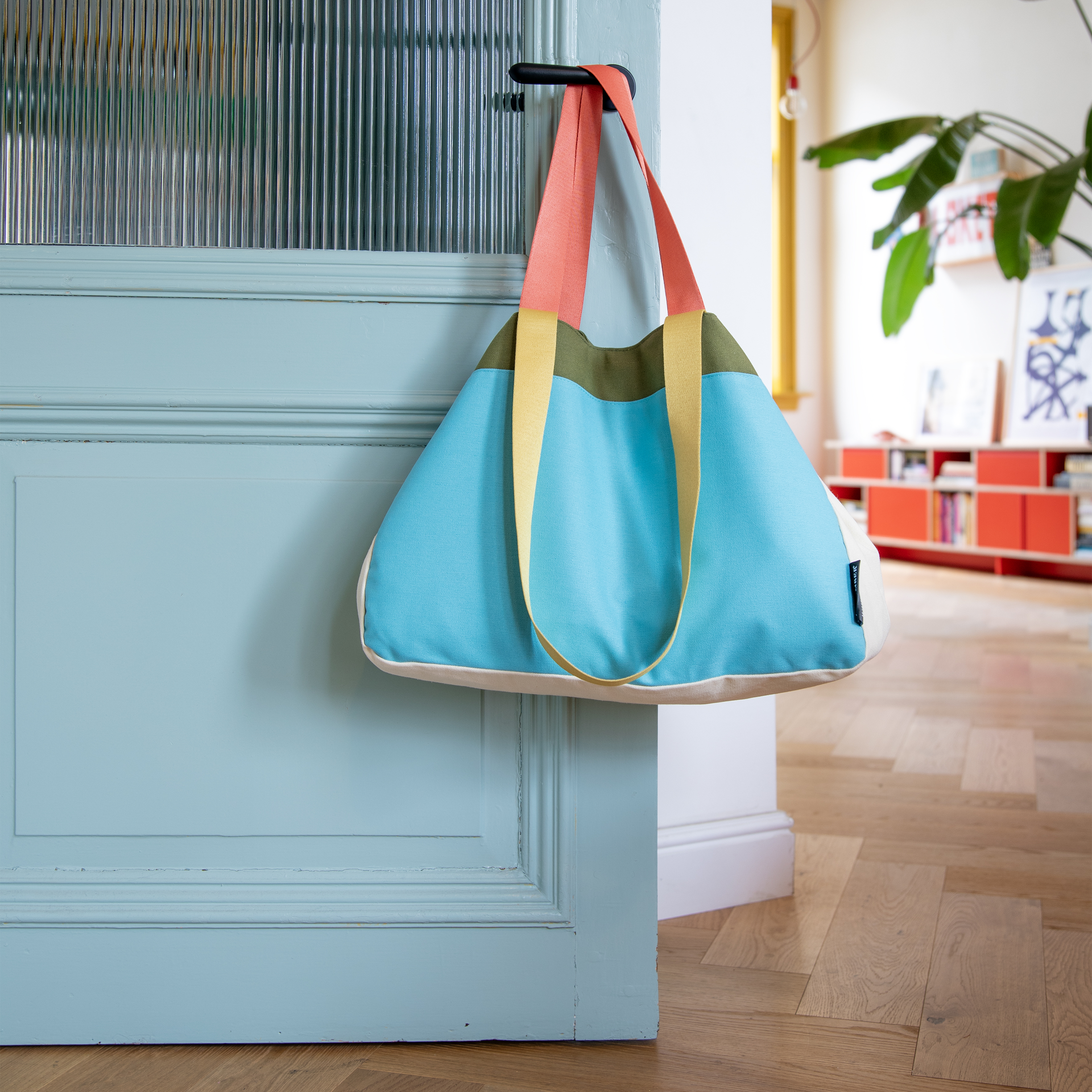 Bolso de lona con bordes recortados «Luca» en azul, verde, beige, amarillo y naranja con bolsillo corto.
