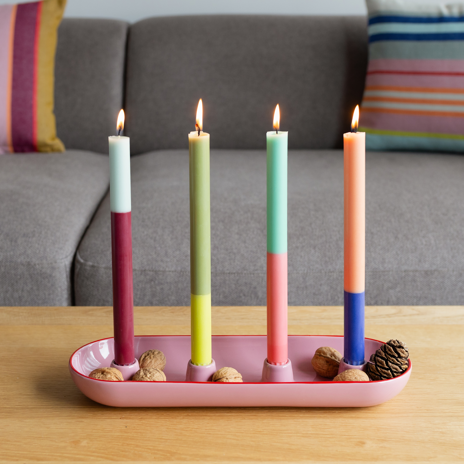 Coupe ovale rose pour couronne de l'Avent « Lucia », en céramique de dolomite brillante, avec quatre supports intégrés. Livrée avec quatre bougies blanches non allumées. Moderne et sobre, idéale pour une décoration de Noël festive.