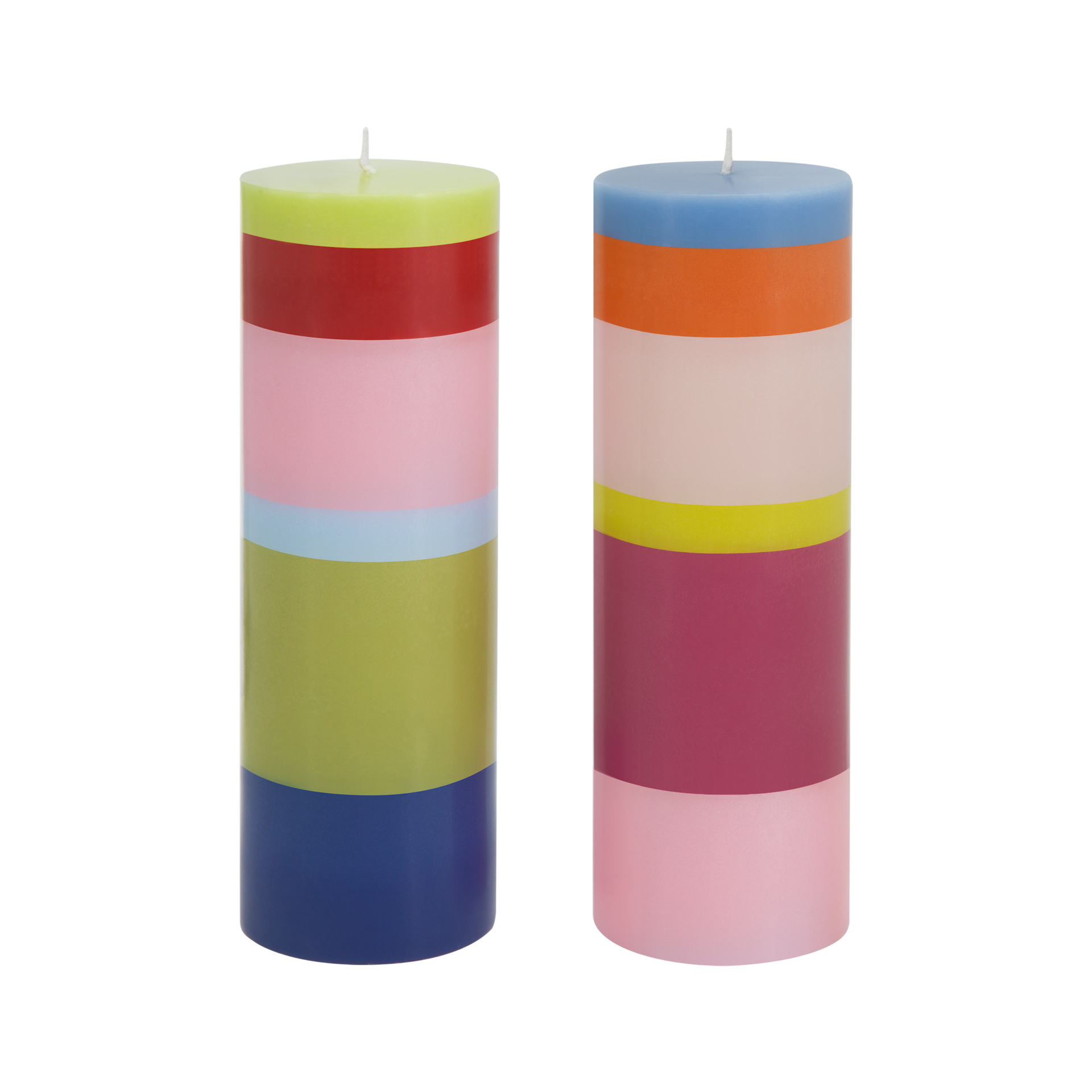 Zwei hohe Stumpenkerzen im Set, je sechs horizontale Farbschichten. Links: Limettengrün, Rot, Hellrosa, Hellblau, Olivgrün, Dunkelblau. Rechts: Hellblau, Orange, Beige, Gelb, Magenta, Hellrosa. Weißer Docht oben.