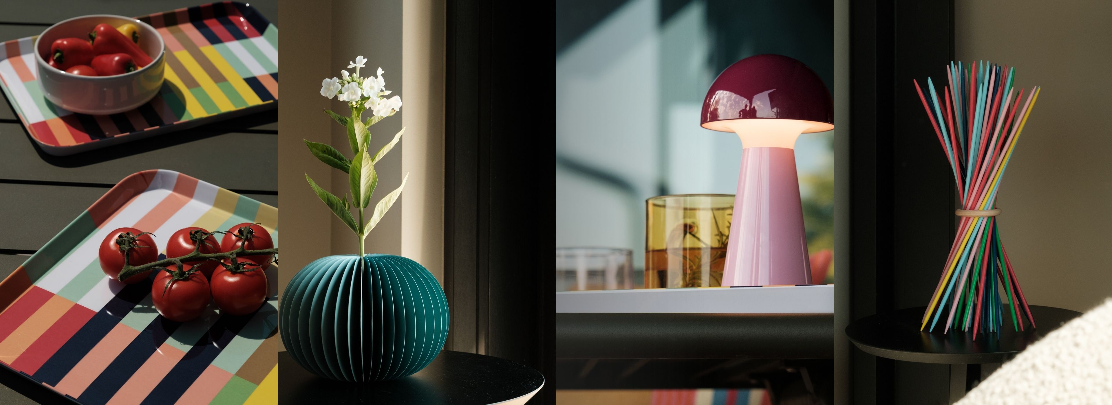 Collage aus vier Stillleben mit bunten Haushaltsgegenständen und frischen Lebensmitteln: oben links Paprika in Schale auf gestreiftem Tablett, unten links Kirschtomaten. Mitte: weiße Blume in türkiser Vase, rosa Pilzlampe. Rechts: bunte Mikado-Stäbchen.