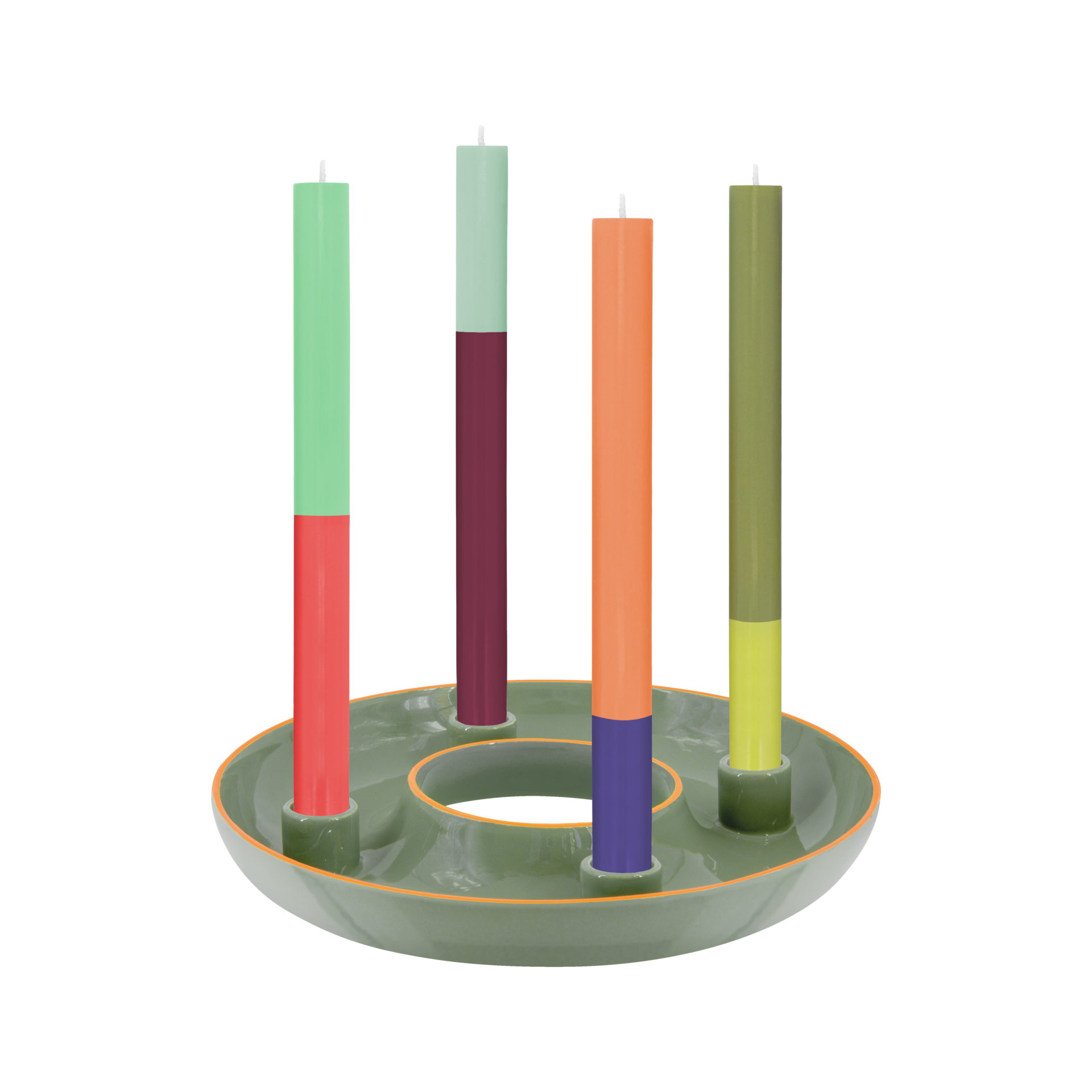 Coupelle ronde en céramique vert olive, fin bord orange, avec 4 renfoncements pour bougies cylindriques. Elle contient 4 grandes bougies bicolores: vert/rouge, menthe/bordeaux, pêche/violet, olive/citron vert. Décoration moderne.