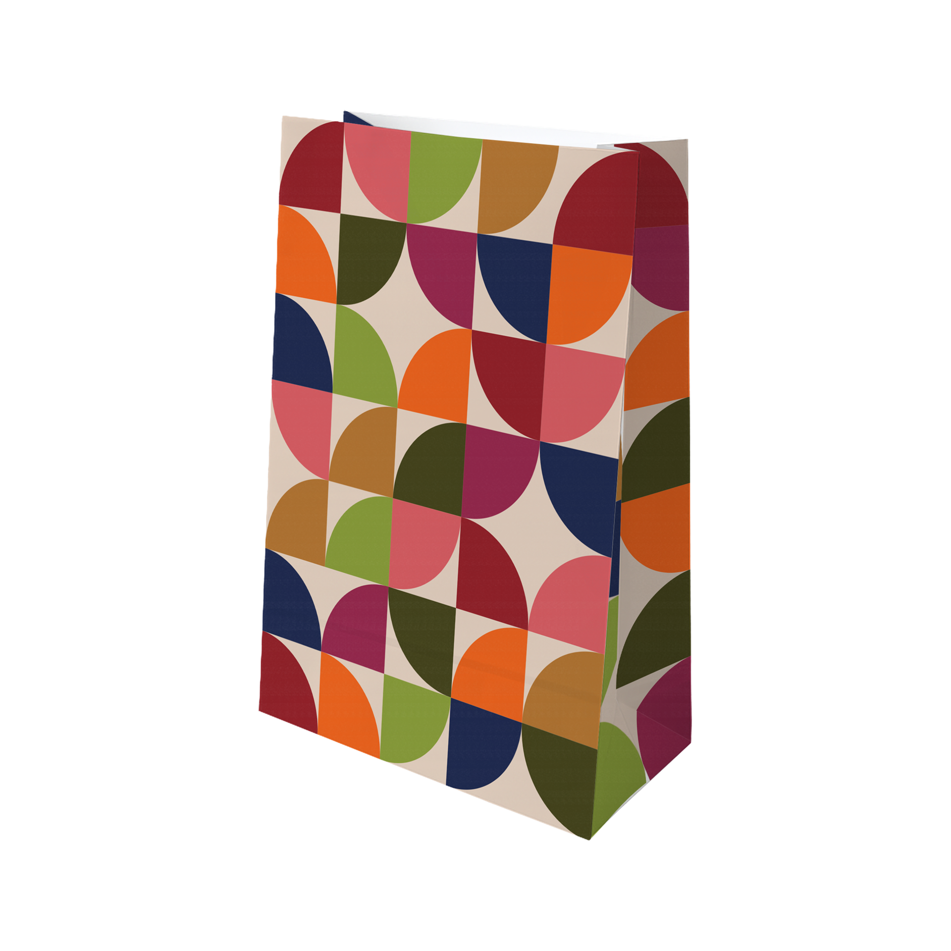 Bolsa de papel para calendario de Adviento, estampada con un diseño geométrico moderno de semicírculos y cuartos de círculo en rojo, naranja, verde, azul oscuro, rosa, verde oliva oscuro y marrón sobre fondo crema, inclinada.